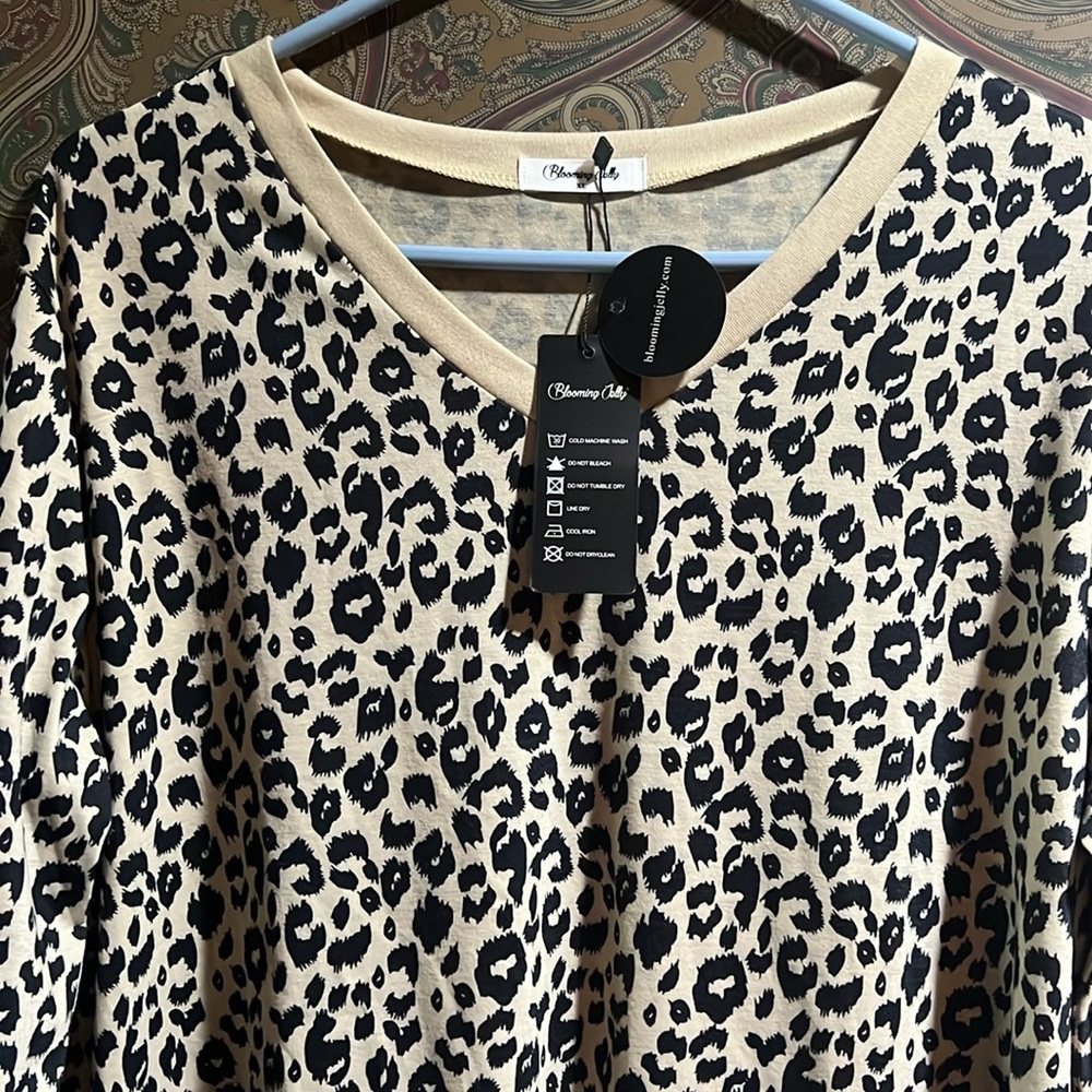 NWT leopard top - Picture 2 of 3